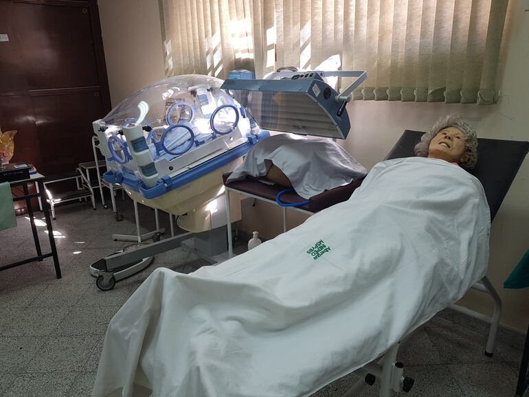 Bomberos reciben capacitación por primera vez en el país para emergencias pediátricas.