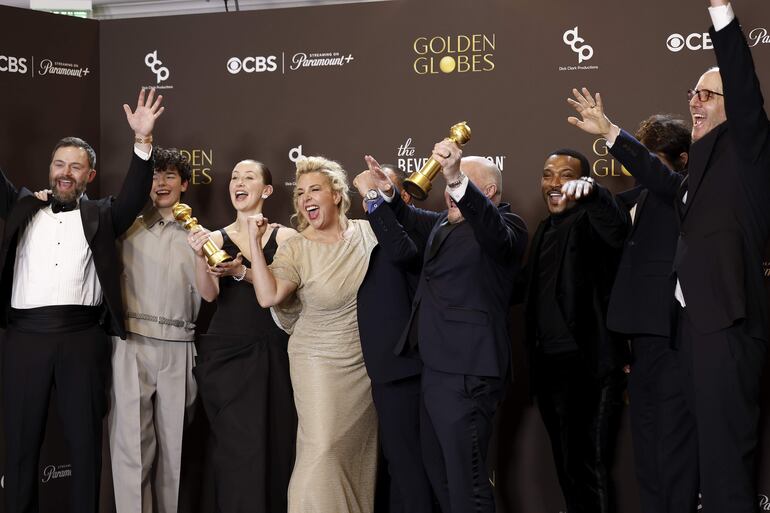 El equipo de la miniserie "Adolescencia" celebra tras conquistar cuatro Globos de Oro.