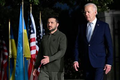 El presidente estadounidense, Joe Biden (d), y su homólogo ucraniano, Volodímir Zelenski (i).