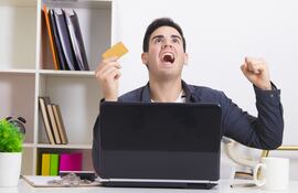 Hombre con tarjeta de crédito en mano.