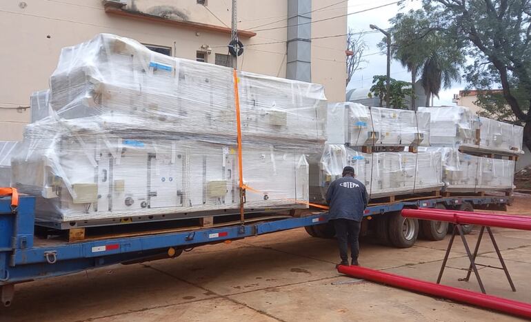 Un obrero procede a asegurar otra parte de las máquinas llevadas por la compañía adjudicada.