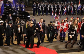 El presidente Santiago Peña y la primera dama Leticia Ocampos llegan al Congreso Nacional.