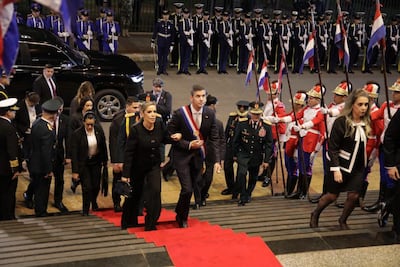 El presidente Santiago Peña y la primera dama Leticia Ocampos llegan al Congreso Nacional.