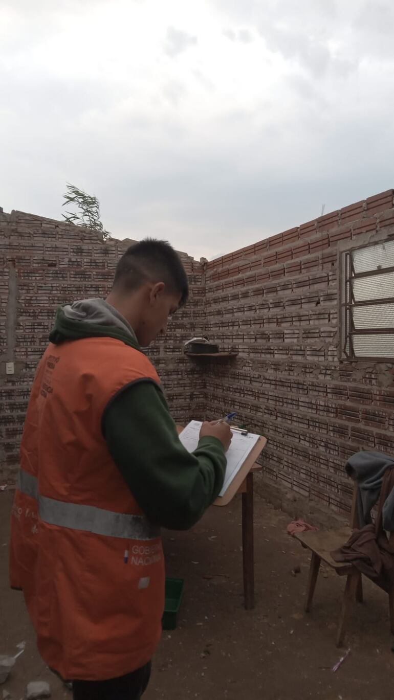 Funcionario de la SEN en casa destechada por la tormenta.