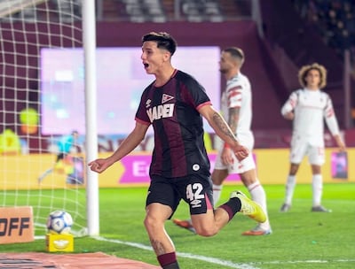 Gonzalo Lobos, futbolista de Lanús, en el festejo de su primer gol en la máxima categoría argentina.
