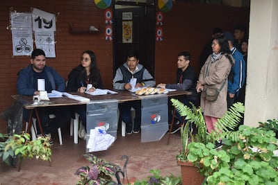 Ciudadanos participan en las elecciones municipales 2026 en Ayolas, donde se observa poca afluencia de votantes.