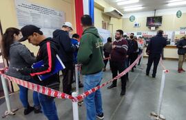 Contribuyentes forman filas en  la Municipalidad de Lambaré para el pago de la habilitación de rodados (Foto de archivo).