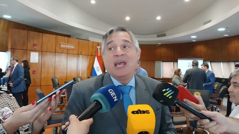 El ministro de Educación, Luis Ramírez concurrió hoy ante Diputados.