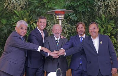 El presidente de Panamá, José Raúl Mulino; el presidente de Paraguay, Santiago Peña; el presidente de Brasil. Lula Da Silva; el presidente de Uruguay, Luis Lacalle Pou; y el presidente de Bolivia, Luis Arce, en la Cumbre del Mercosur.