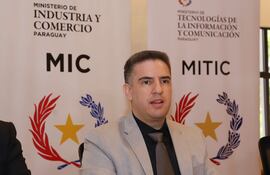 Gustavo Villate, ministro de Mitic.