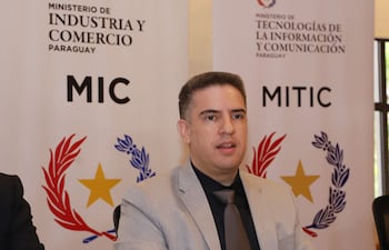 El ministro de MITIC, Gustavo Villate