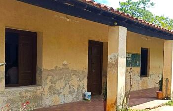 El antiguo pabellón de la escuela Coronel Vicente Mongelós necesita una reparación urgente debido a las goteras y las paredes resquebrajadas.