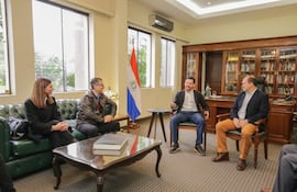Cesar Rossel, vicepresidente del TSJE, con miembros del Tribunal Electoral Independiente del PLRA.