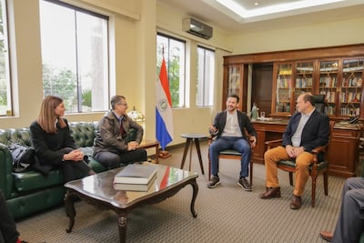 Cesar Rossel, vicepresidente del TSJE, con miembros del Tribunal Electoral Independiente del PLRA.