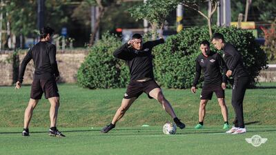 El experimentado Óscar "Tacuara" Cardozo, en la ronda de "jagua'i" con Cristian Riveros, Iván Piris y Willian Mendieta. (Foto: Libertad)