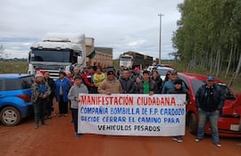 Vecinos de la compañía Bombilla decidieron por cuenta propia bloquear el paso de camiones que avaden el puesto de peaje.