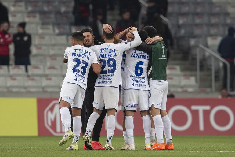 Los jugadores del Sportivo Ameliano celebran un gol en el partido frente al Athletico Paranaense por la última fecha de la fase de grupos de la Copa Sudamericana 2024 en el estadio Arena da Baixada, en Curitiba.