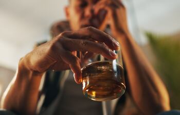 Persona bebiendo alcohol.