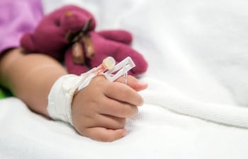 Imagen de referencia de un niño en Unidad de Terapia Intensiva (UTI)