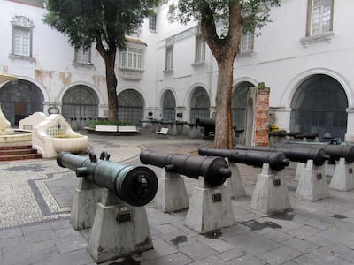 Exposición de cañones en el Museo Histórico Nacional de Río de Janeiro. El Cañón Cristiano de Paraguay (tras el arbol) se destaca por su tamaño. Foto: minube.com