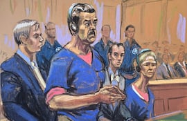 Dibujo realizado por la artista Jane Rosenberg donde aparece Nicolás Maduro (c), junto a su esposa, Cilia Flores (d), compareciendo ante un tribunal federal este lunes, en Nueva York (EE.UU.).