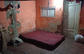En estas condiciones se encuentra el inquilinato allanado esta mañana en zona de la Estación de Buses de Asunción. El sitio ya estaba clausurado pero seguía operando.