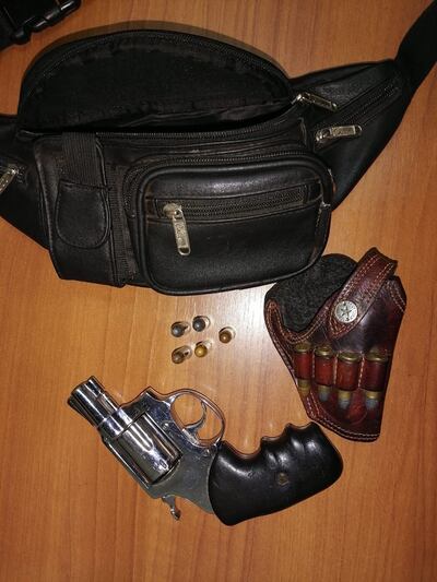 El revólver incautado del poder del conductor.