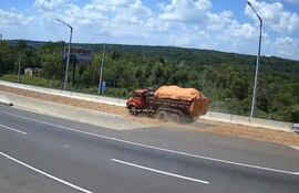 Momento en el que un camión de carga va frenando con ayuda de la rampa de seguridad en la ruta PY02.