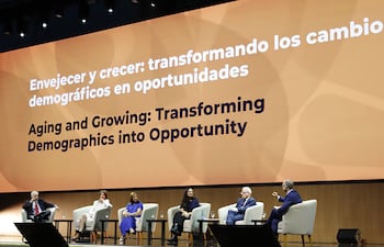 Santiago Levy (i), investigador sénior no residente de la Brookings Institution, durante su presentación, destacó que el Paraguay es el país más joven de Latinoamérica, pero que enfrenta la tendencia de envejecimiento regional.