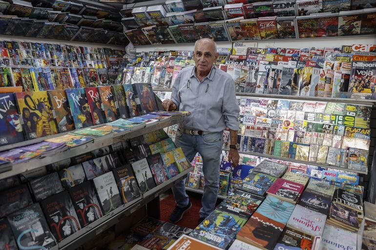 Fotografía del vendedor de revistas y periódicos Paolo Pelegrine, de 74 años de edad mientras trabaja el 23 de abril de 2024 en el centro de São Paulo (Brasil).
