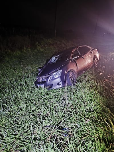 El autómovil que atropelló la motocicleta con indígenas a bordo quedó a un costado de la ruta