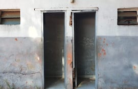 La administración municipal de Ñemby, a cargo de Tomás Olmedo (ANR-HC), promete reparar el baño de la escuela Nuestra Señora de la Asunción.