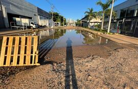 El enorme y profundo cráter que se ve en la calle Teniente Víctor Valdez y su intersección con Juan Ramón Dalquis, en el barrio Itay de Asunción.