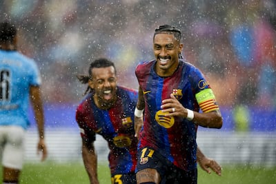 El jugador del Barcelona Raphinha, celebra su gol contra el Feyenoord, durante el partido de Liga de Campeones entre el Barcelona y el Feyenoord, este miércoles en el Spotify Camp Nou en Barcelona.