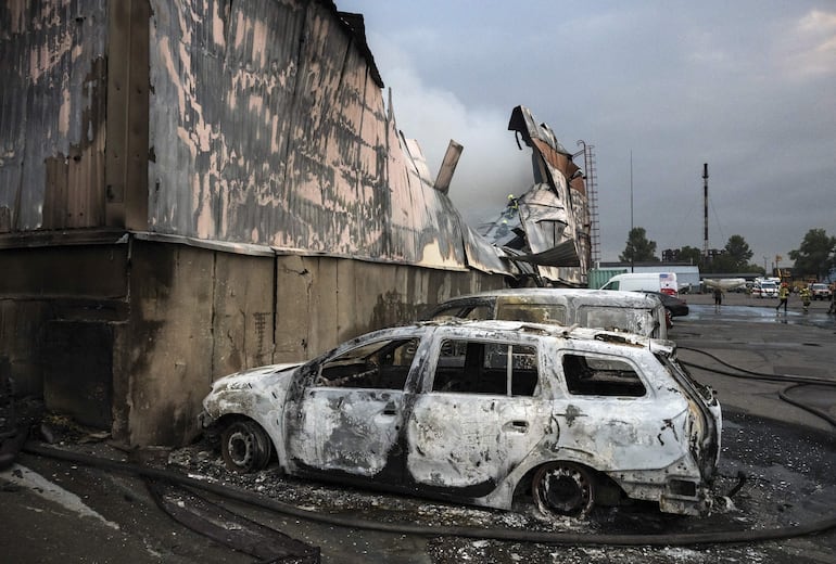 Vehículos calcinados en el lugar de un ataque con misiles rusos contra un almacén de mercancías en Kiev, Ucrania, en el contexto de la invasión rusa. Al menos 17 personas murieron y más de 40 resultaron heridas en un ataque ruso a gran escala con misiles balísticos perpetrado durante la noche contra Kiev y su zona metropolitana, según el Servicio Estatal de Emergencias de Ucrania (SES).