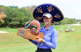 La estadounidense Nelly Korda posa con el trofeo al ganar el Riviera Maya Open LPGA en Mayakoba 2026 en playa del Carmen, Quintana Roo (México). Proviene de una familia de deportistas, ya que su padre, Petr Korda, fue ganador de Grand Slam de tenis, mientras que su hermano Sebastian es uno de los mejores del circuito actual de tenis.