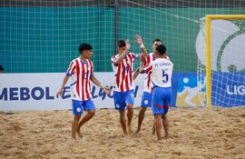 Los juveniles pynandi festejan uno de los siete goles que convirtieron en la goleada contra sus pares de Uruguay.
