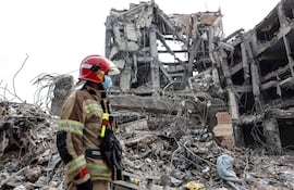 Un bombero observa las ruinas de un edificio residencial en Teherán, Irán.