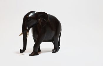 Artesanía hecha con madera negra africana.