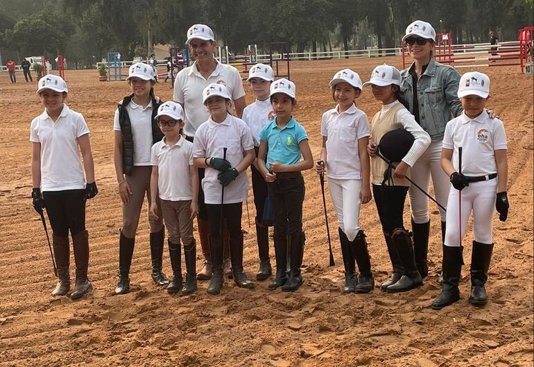 Los niños de la Escuela Hípica de Asunción con el Cnel. Miguel Cardozo y la entrenadora Daysi Núñez, también son protagonistas del ránking de la FEDEPA.