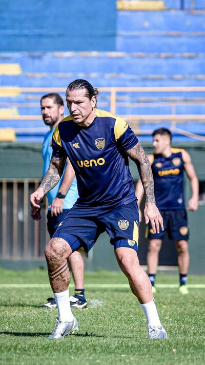 Federico "Ropero" Santander, en plena actividad física en el Sportivo Luqueño.