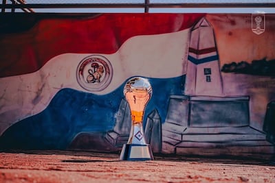 Trofeo de la Copa Paraguay a ser entregado al ganador de la octava edición del torneo de integración de la APF.