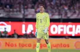 El portero, Roberto "Gatito" Fernández en el encuentro amistoso entre Paraguay y Nicaragua en el estadio Defensores del Chaco.