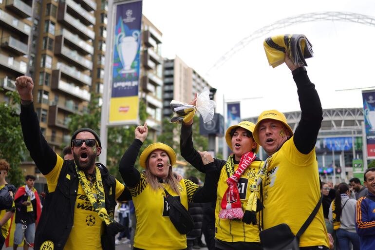 Los aficionados en los alrededores del estadio de Wembley antes de la final de la Champions League entre el Borussia Dortmund y el Real Madrid en Londres.