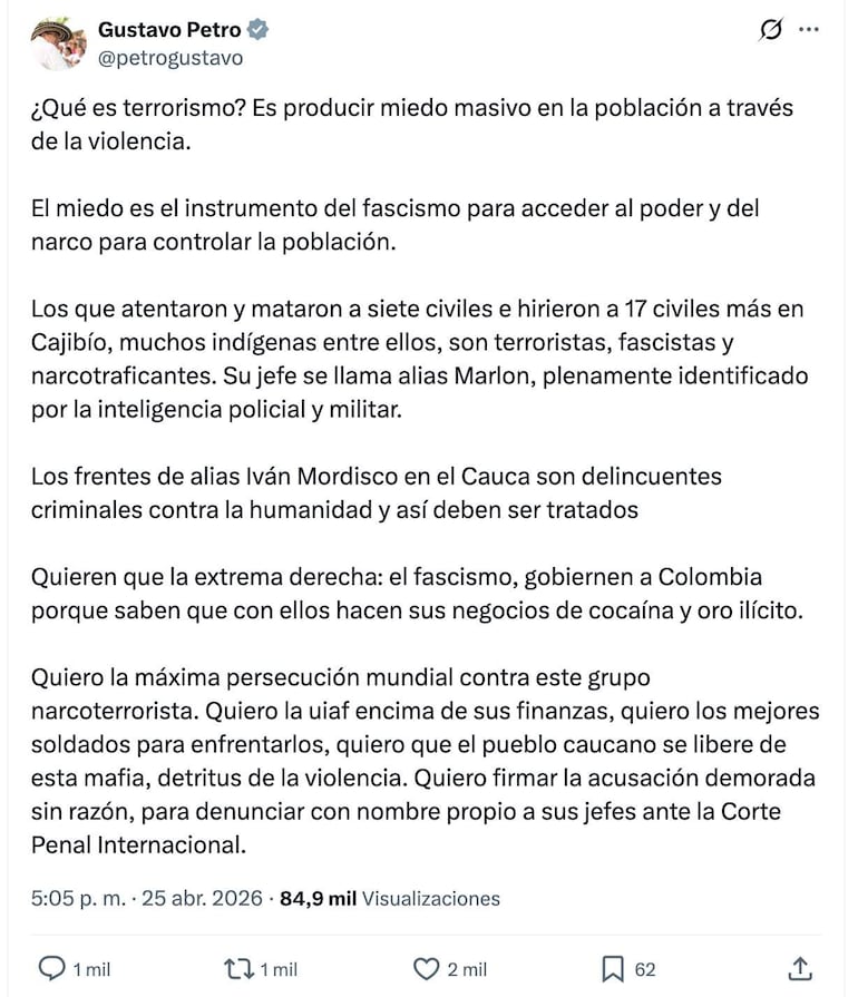Un tuit de Gustavo Petro discute el terrorismo y menciona el atentado en Cajibío, sin imágenes de personas.