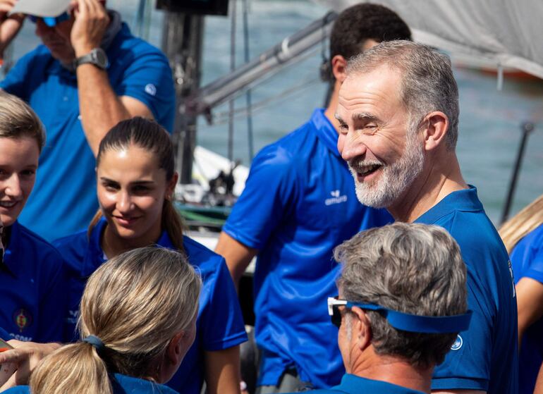 El rey Felipe VI, feliz en la competencia náutica en Mallorca. (JAIME REINA / AFP)