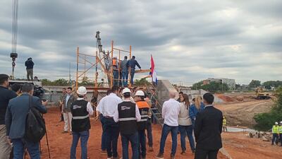 Santiago Peña visita las obras de duplicación de la ruta D025, zona del aeropuerto internacional Silvio Pettirossi.