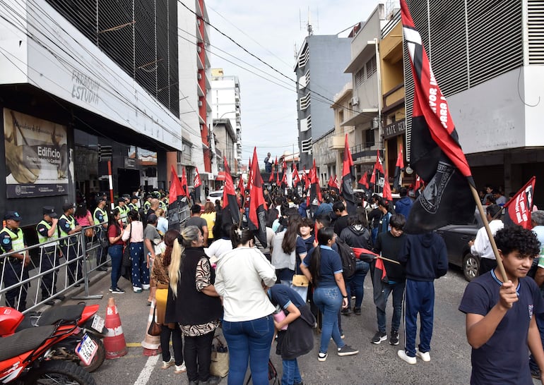 Organizacion OTEP AUTENTICA SE MANIFIESTA frente  al Ministerio de Educación y cultura
