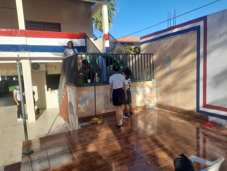 Las estudiantes del Colegio Nacional Monseñor Dr. Ángel Muzzolón se sumaron a la tarea de pintar el local de la institución.