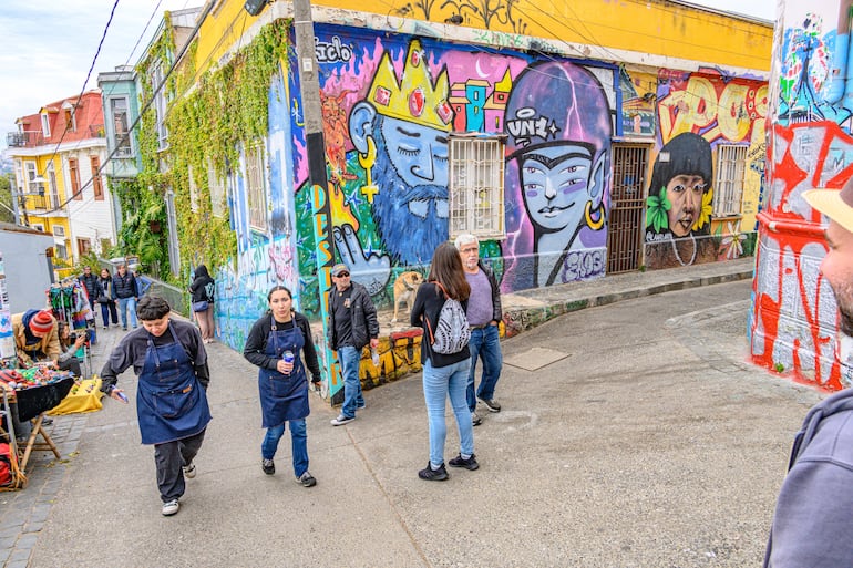 Vista urbana del barrio de Cerro Alegre con sus callejones, graffitis, graffiti y murales. Área turística de Valparaíso, Chile.